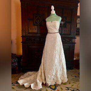 Henry Roth Bridal Gown| A-Line Appliqué-Lace| Crystal Detail| Chapel Train